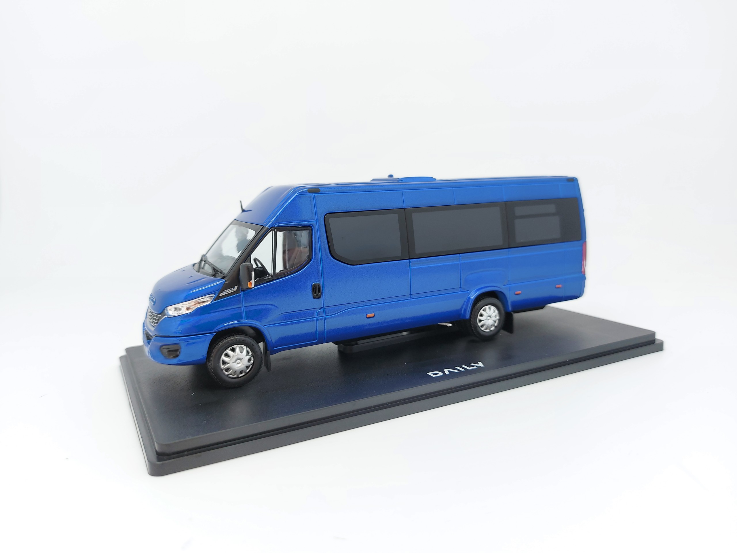 Miniature ELIGOR Iveco Daily MV 35-150 2019 - Bleu, échelle 1/43, Occasion Boîte D'origine