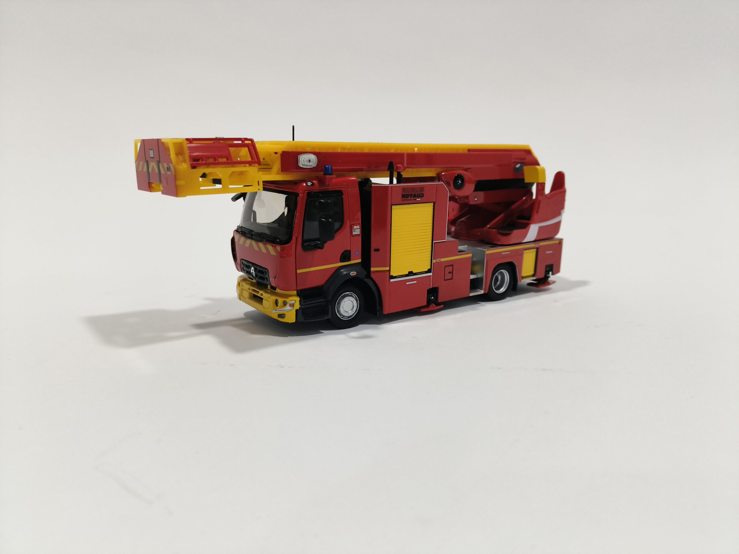 RENAULT D16 EPC 33 PRX ECHELLES RIFFAUD échelle jaune SDIS 61 - Eligor